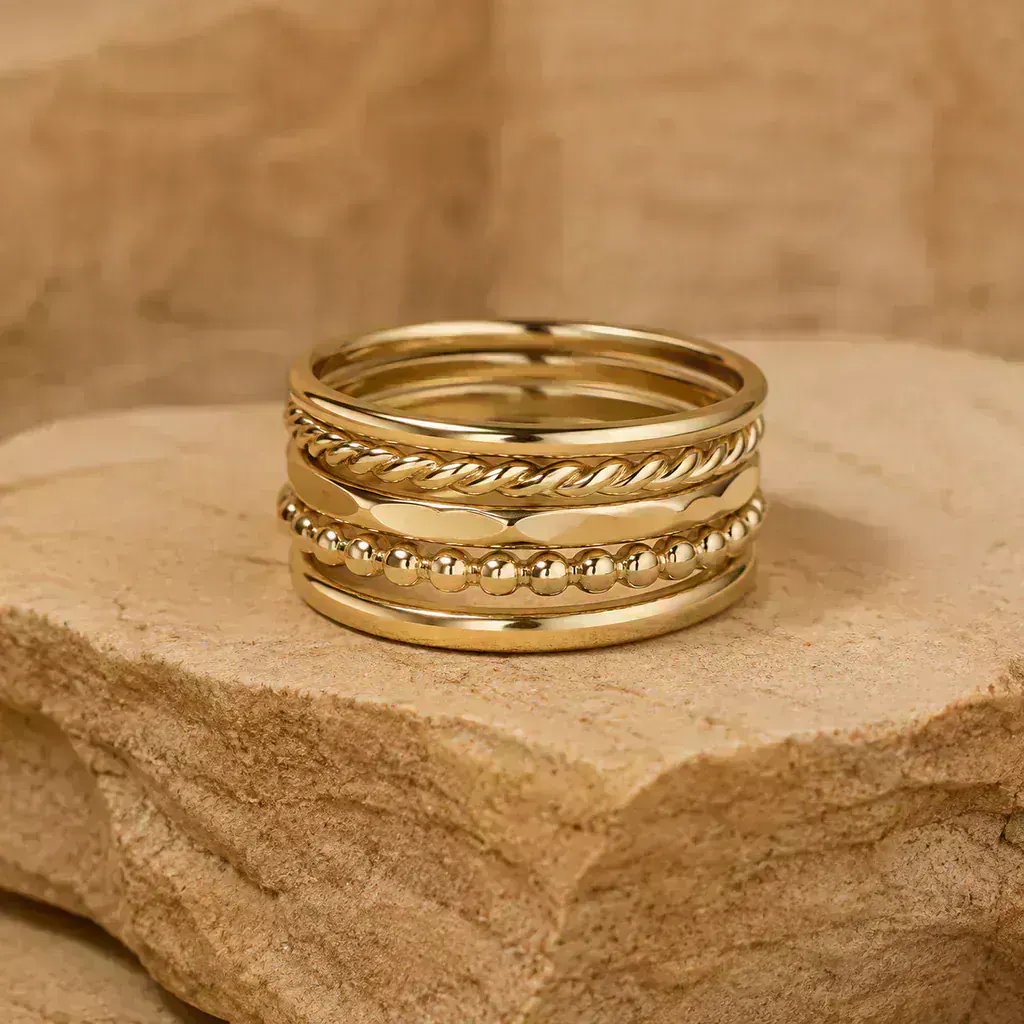 Anillos dorados apilados